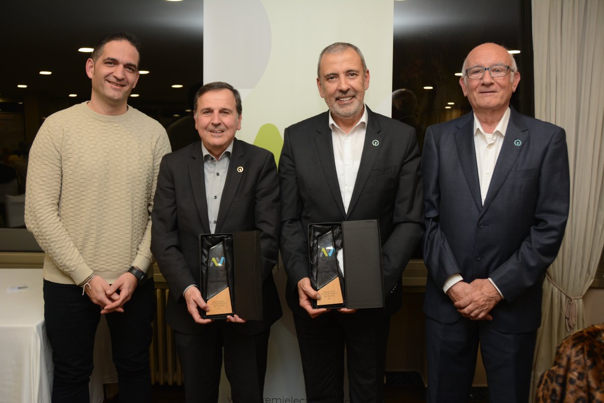 Els homenatjats, al centre, amb el vicepresident i el president de l'Associació d'Instal·ladors del Vallès, als extrems