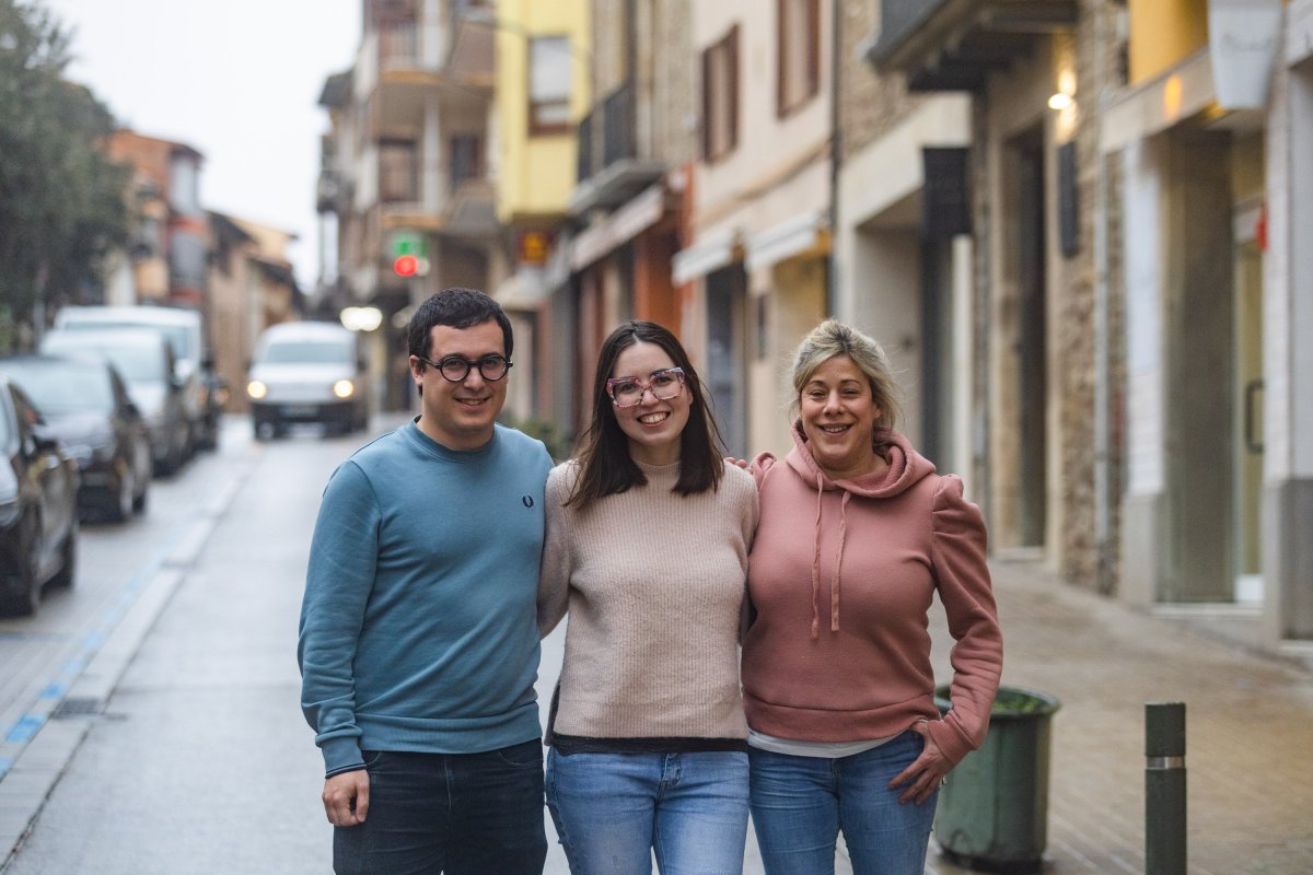 D'esquerra a dreta, Pol Falgueras, Marina Sabater i Laura Vila, membres de la junta Tona Punt de Comerç