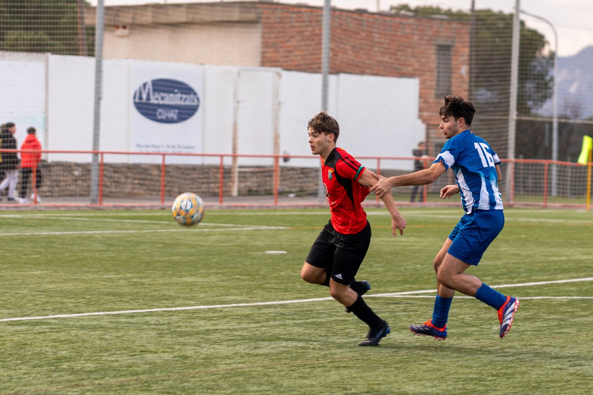 Jordi Sayós, que va rebre un clar penal no xiulat, intenta frenar un atacant