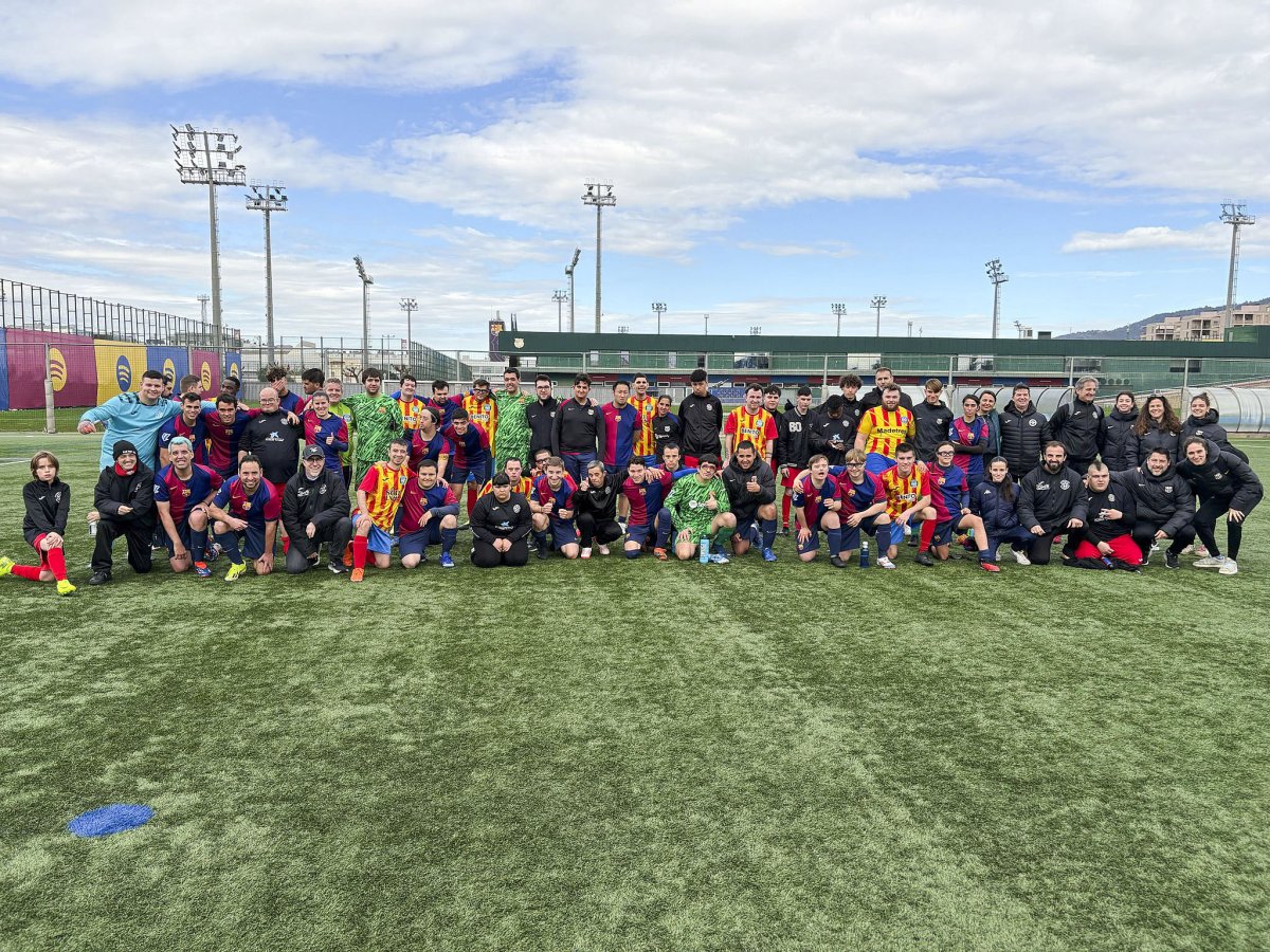 Foto de grup amb els equips osonencs i el Barça