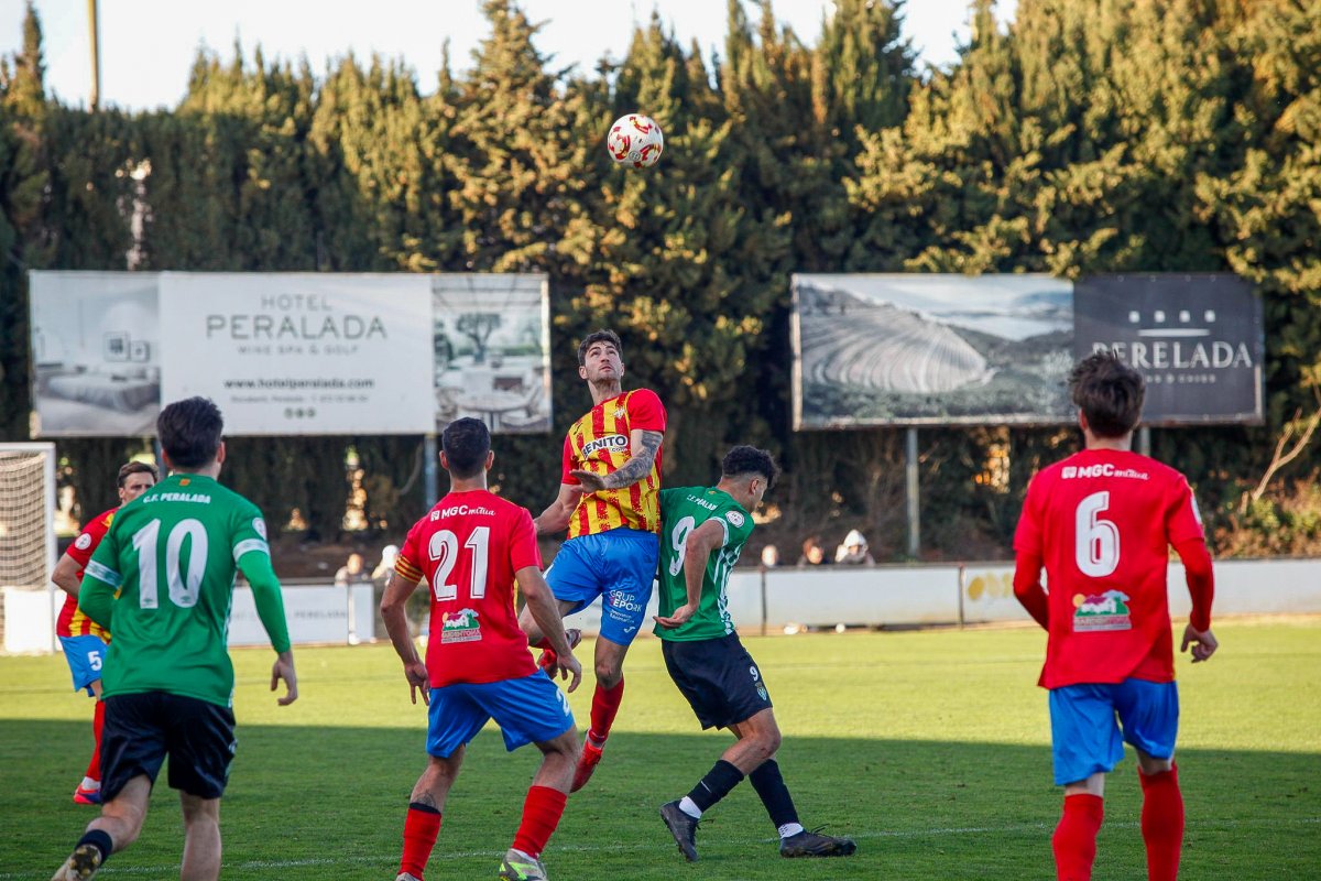 El central del Tona Dan Coll, que va ser expulsat, salta en una acció amb el local Khalid Noureddine