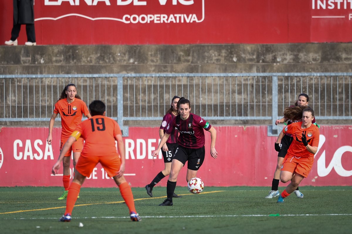 Alba Cardona, autora del primer gol del partit, condueix la pilota al mig del camp