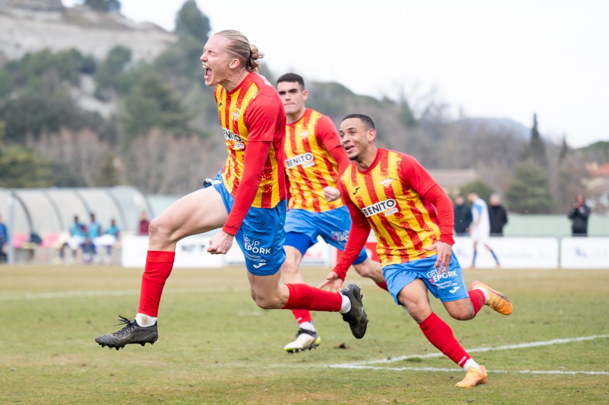 Arnau Camaño celebra el segon gol del Tona davant l’Escala