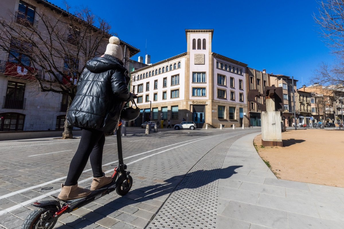 Un patinet a la rambla de l'Hospital de Vic, un migdia d'aquesta setmana