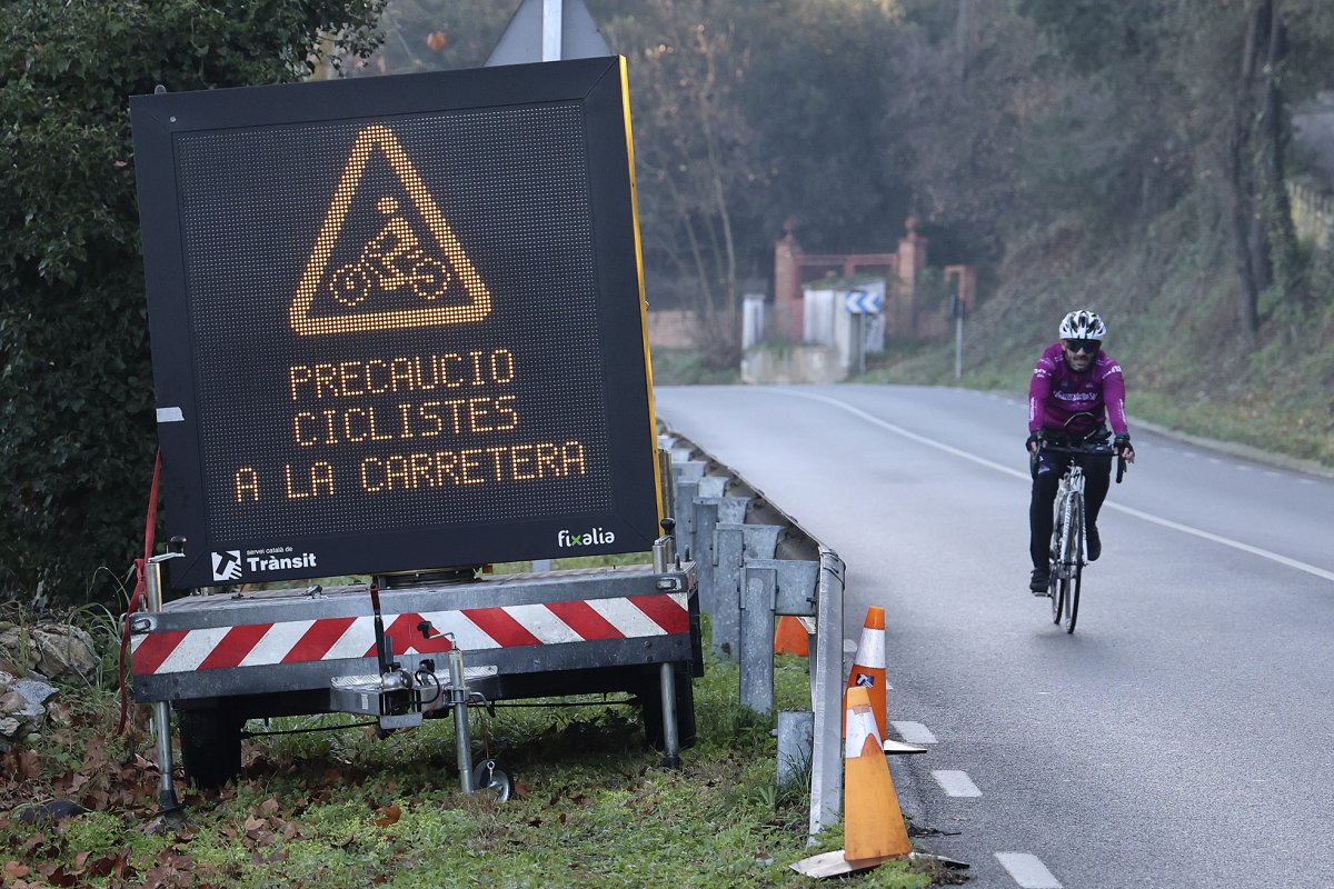 Un ciclista passant per davant de la senyalització aquest diumenge