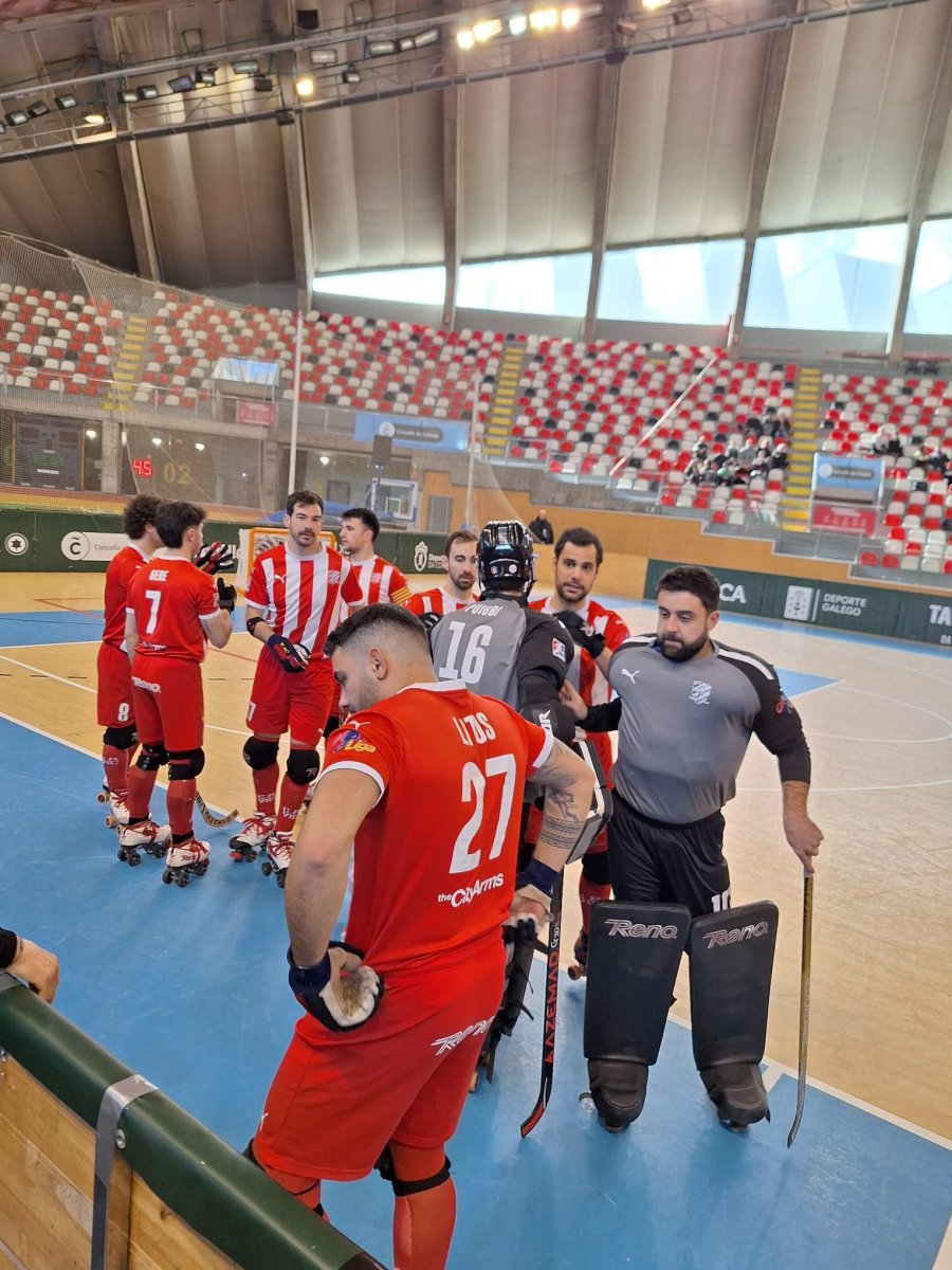 Els jugadors del Vic just abans de disputar el partit a la pista del Liceo