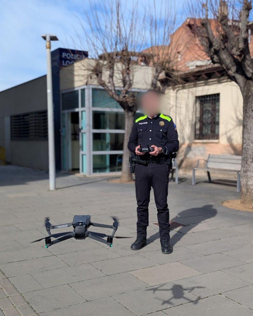 Un policia local amb un dels drons
