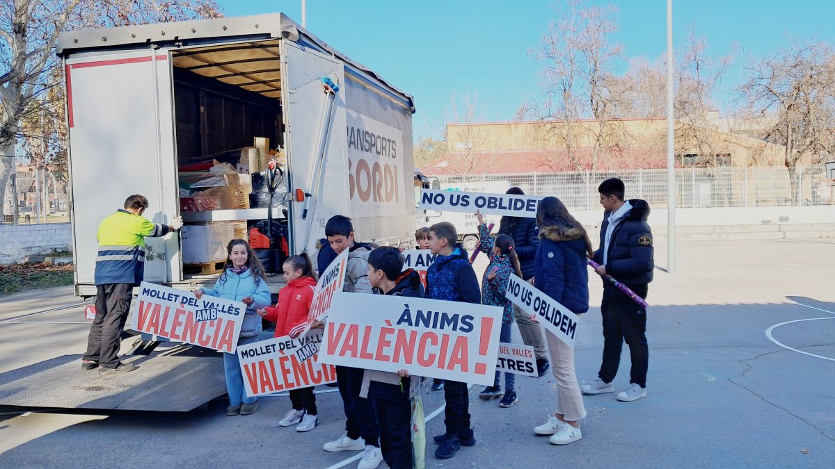 Alumnes de les escoles de Mollet durant la carregada del camió aquest matí