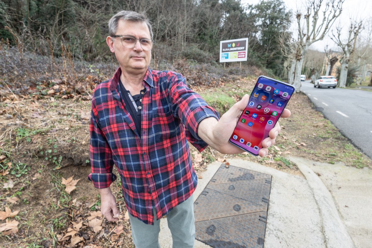 El regidor de Governació de Gualba, Jordi Esmandia, a l’entrada del poble, on ja hi ha la canalització de la fibra de la Generalitat feta