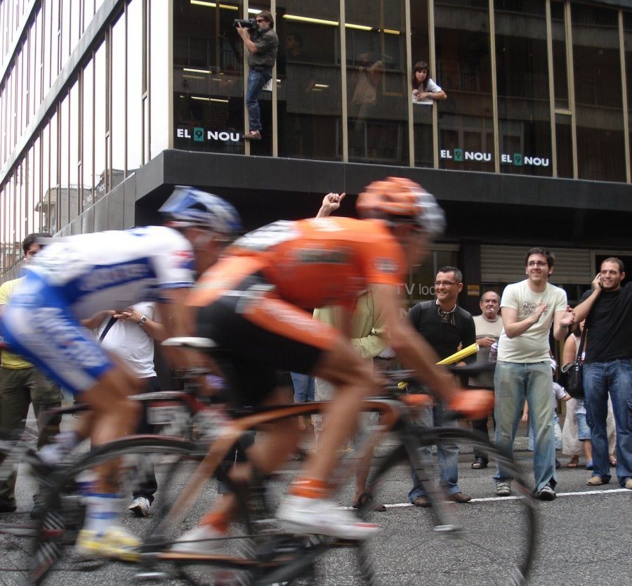El Tour al carrer Girona davant la redacció d'EL 9 NOU l'any 2009