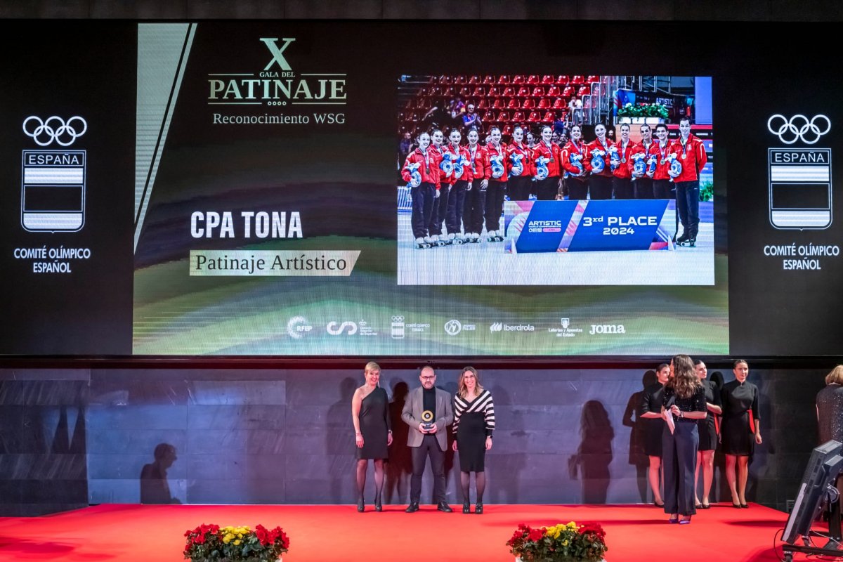 Rafel Torres, president del CPA Tona, recollint el premi