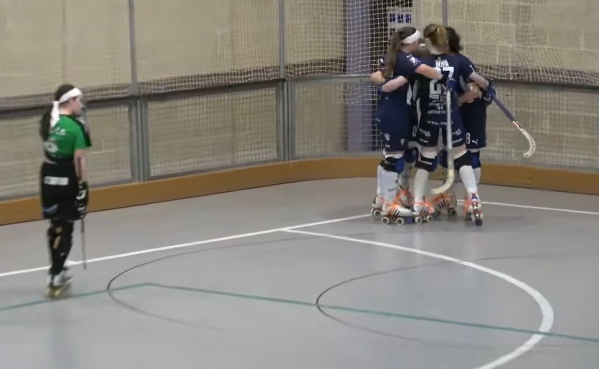 L’equip, celebrant el gol d’Esther Anglas