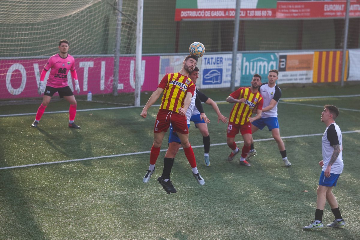 Toni Rossell, disputant una pilota amb el cap