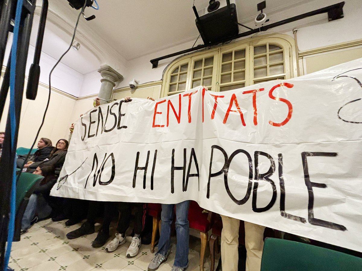 Alguns membres de les entitats de Cardedeu van protestar durant el ple