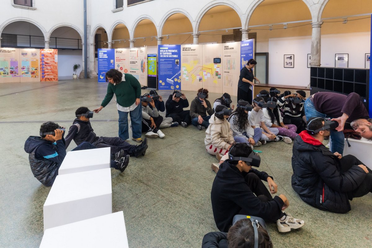 L'exposició es va inaugurar divendres amb la presència d'escolars del Sagrat Cor de Vic