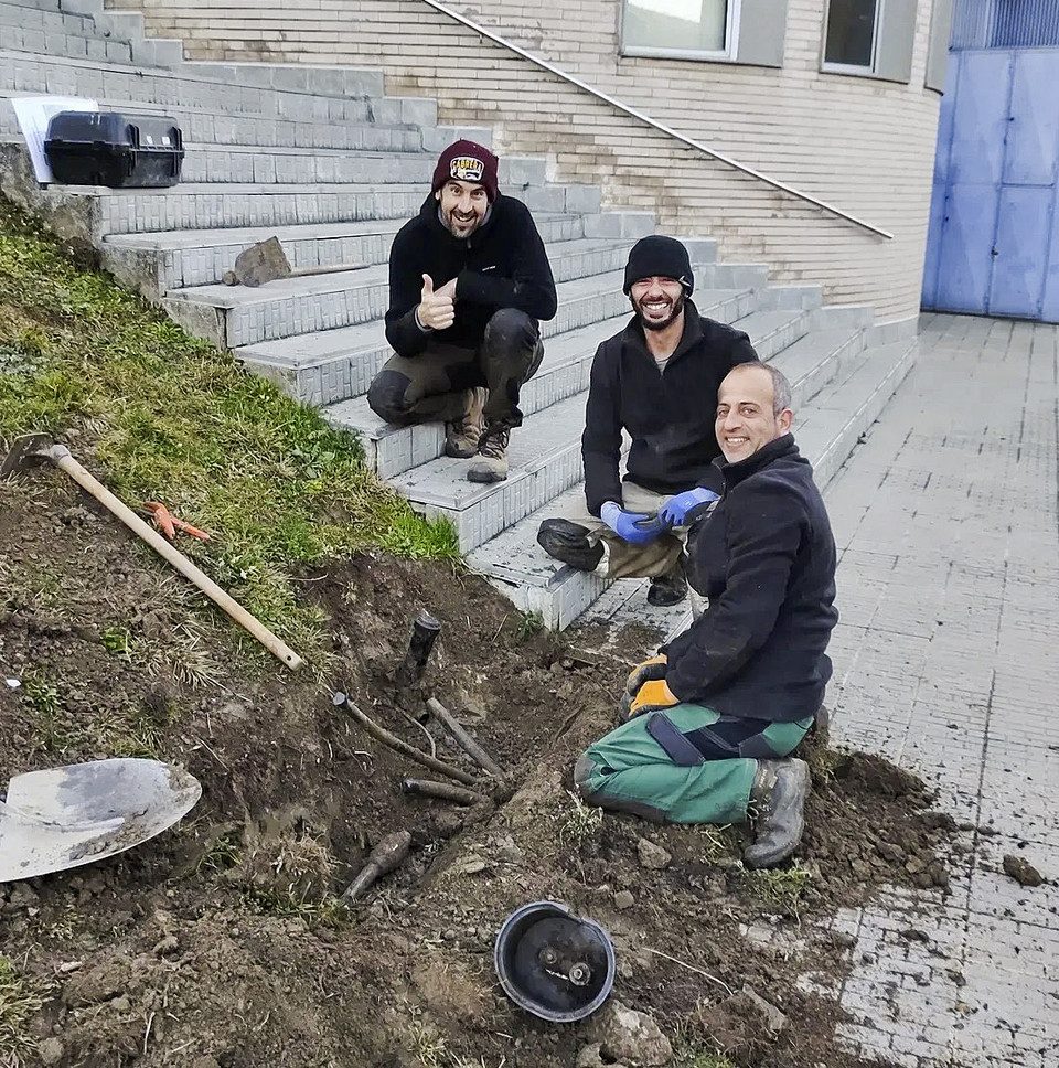 Riera, Pérez i Capdevila, treballant aquest febrer en el jardí de davant l'ajuntament
