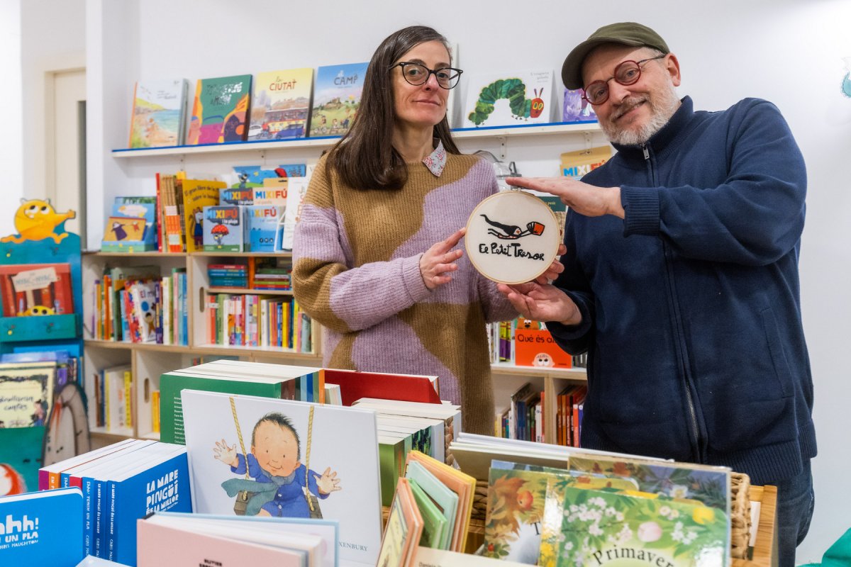 Stel·la Camacho i German Machado, amb el símbol de la llibreria