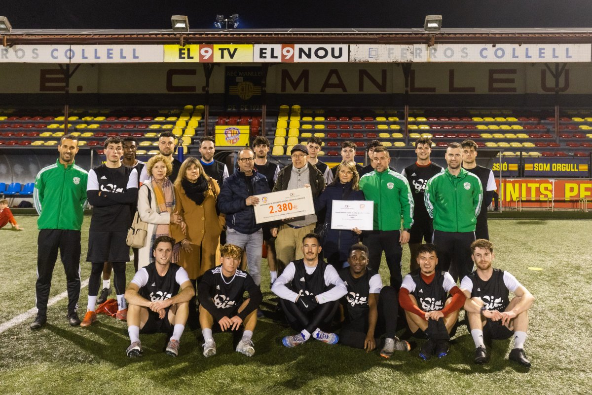 Manel Sala, acompanyat del president de l'AEC Manlleu i de diversos jugadors del primer equip amb els membres d'Osona contra el Càncer