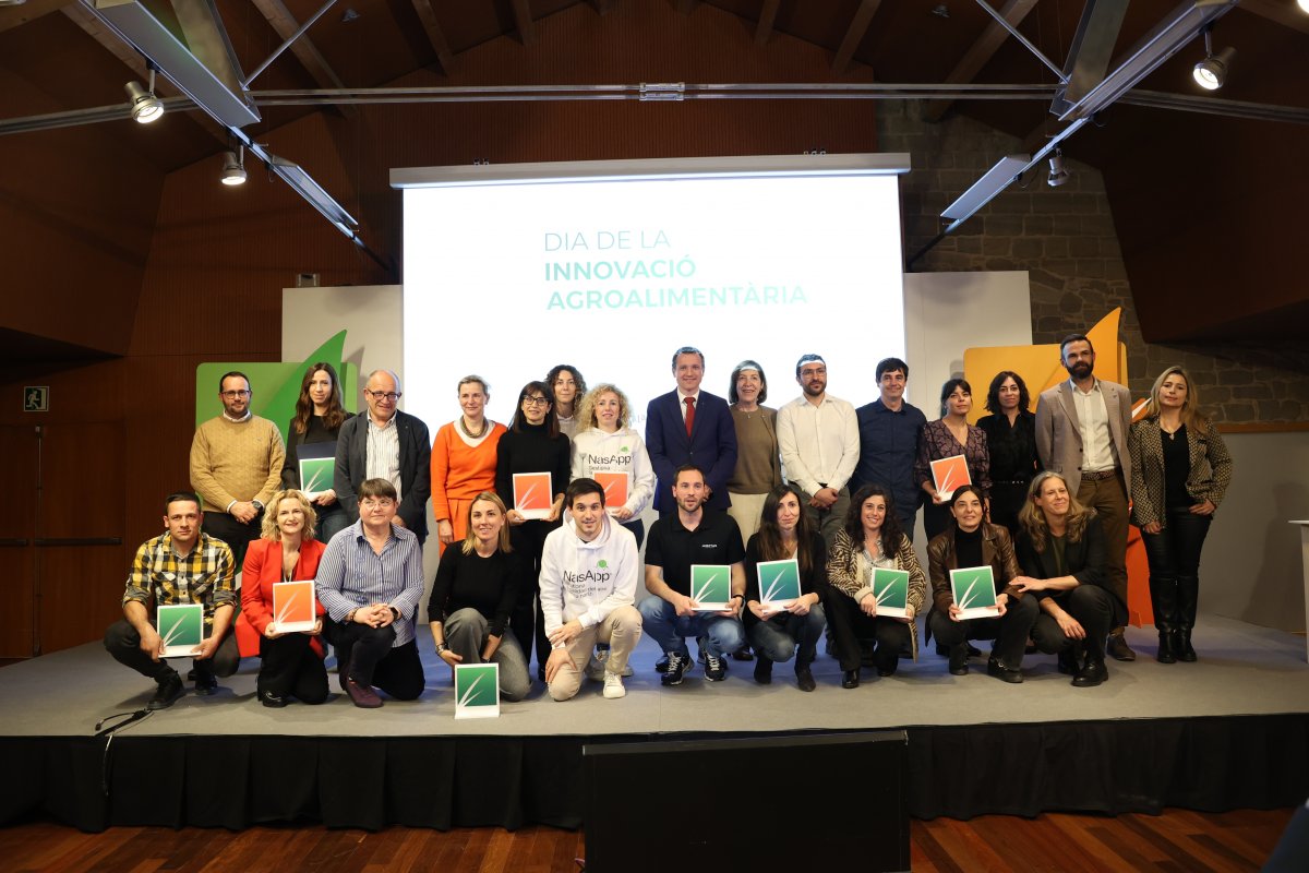 Pol Collell, a baix, a l'esquerra, a la foto dels guardonats