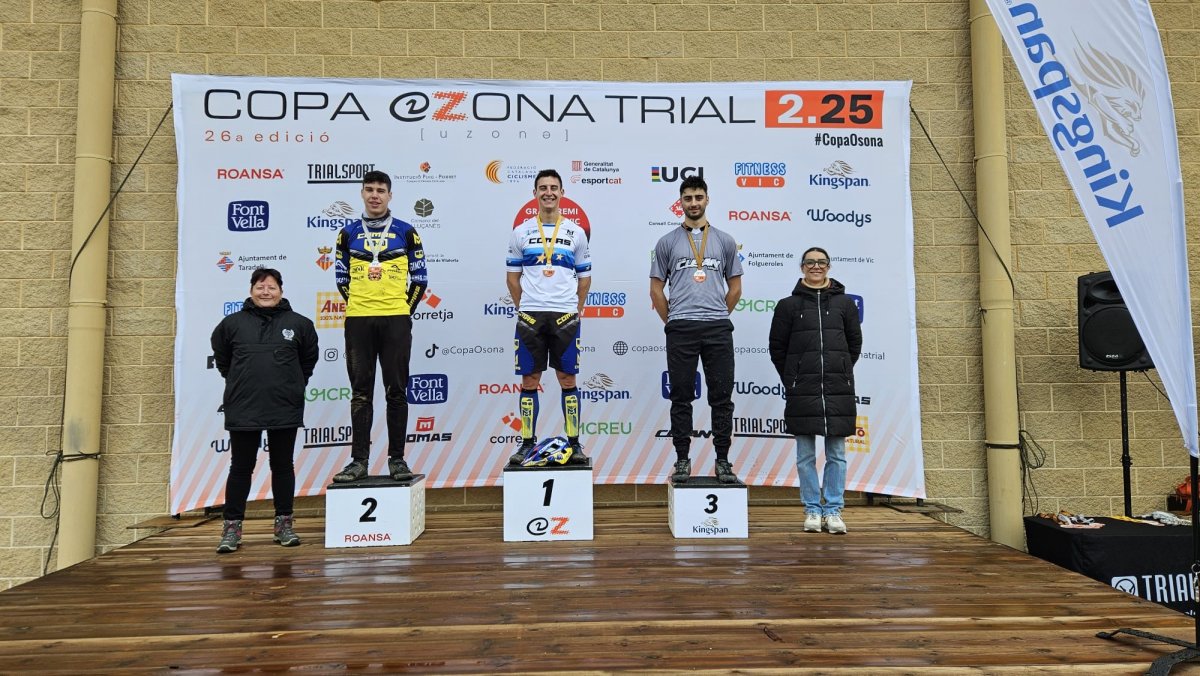 El podi d'elit masculí, liderat per Eloi Palau i acompanyat de Marta Cornellas i Gleva Juvanteny