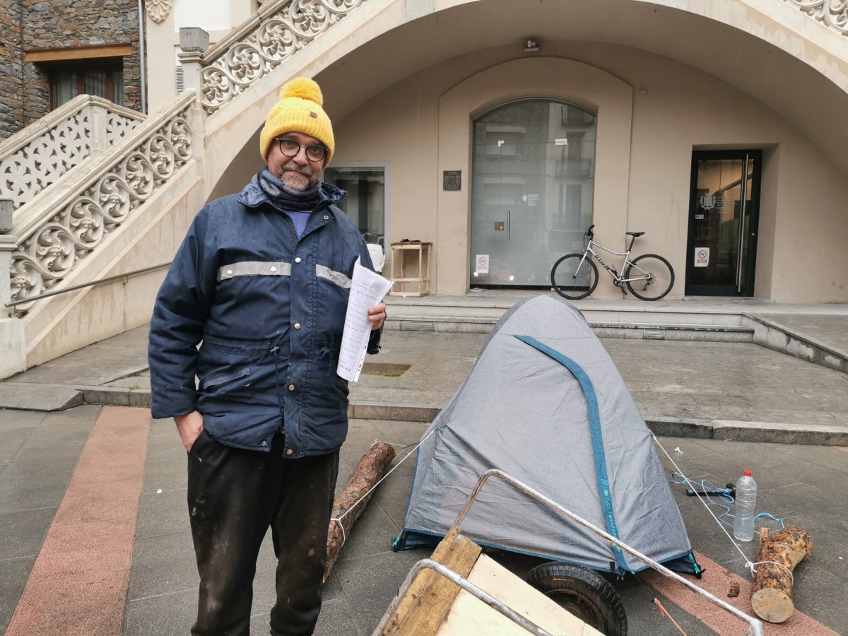 Grabalosa, en una imatge de mitjan febrer acampat a davant l'ajuntament