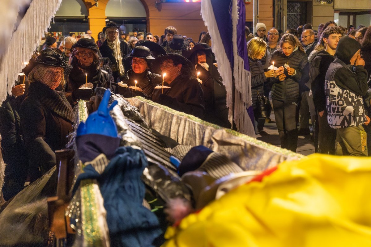 Torelló va fer dimecres, com cada any, l'enterrament de la sardina com a cloenda del seu Carnaval