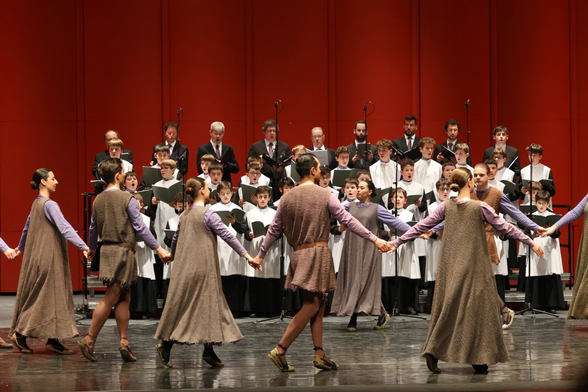L'Esbart Dansaire de Rubí, davant de l'Escola de Montserrat, en primer terme, i la Capella de Música de Montserrat, al fons