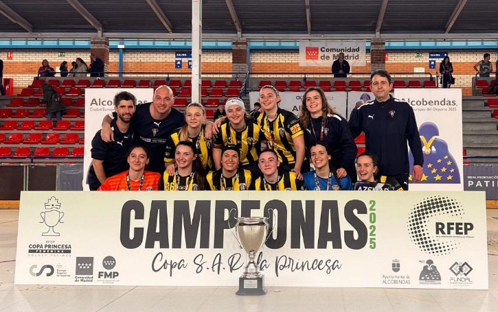 La plantilla del Voltregà amb la Copa Sar La Princesa