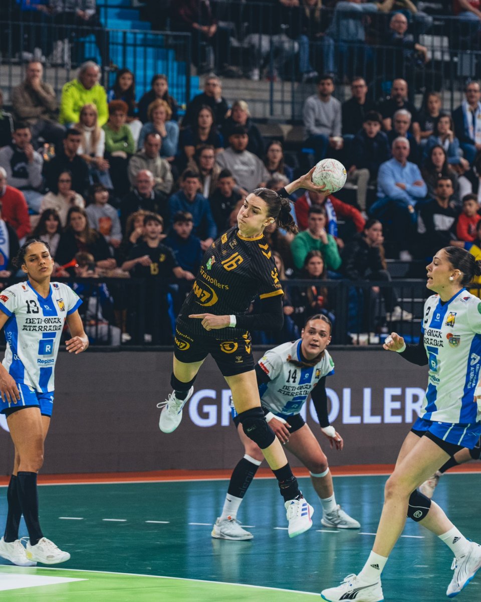 Ester Somaza, màxima anotadora vallesana, intenta un llaçament a porteria en el partit d'aquest dissabte