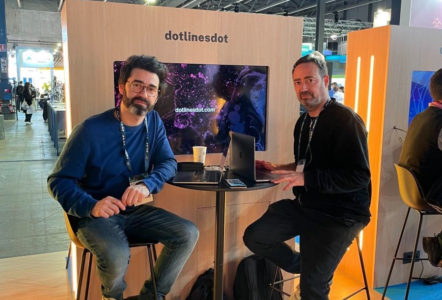 David i Toni Macià a l'estand de dotlinesdot al MWC