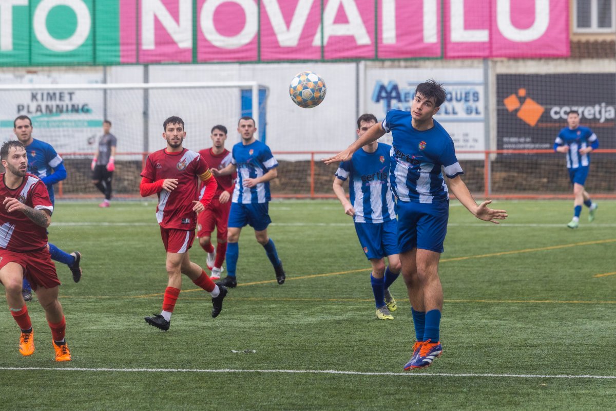 Biel Sayós fa una assistència amb el cap