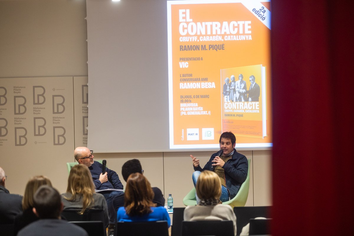 Ramon Besa i Ramon M. Piqué, en un moment de la conversa de dijous a la Biblioteca Pilarin Bayés