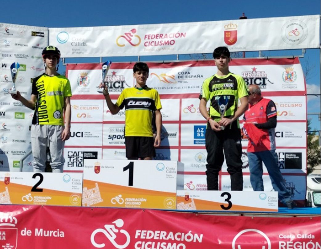 Adrià del Rio, a l'esquerra, al podi de Cartagena