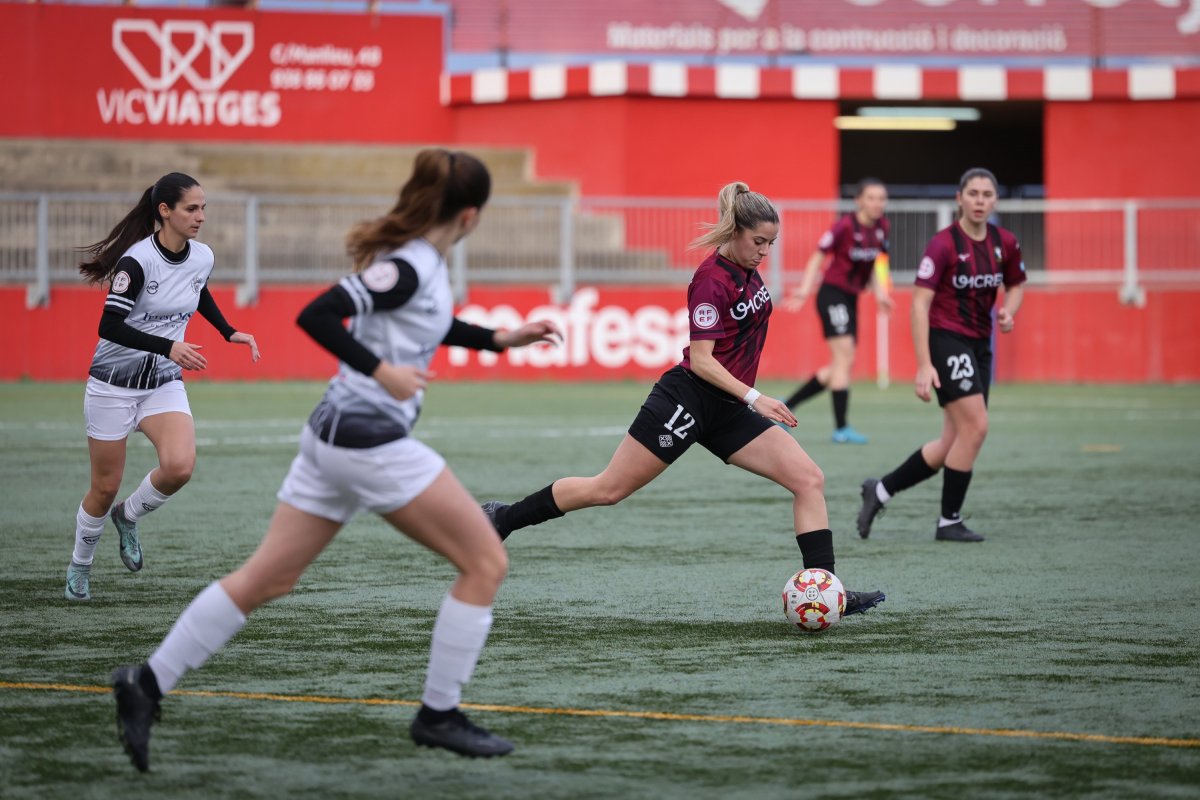 Alba López, que tornava a la titularitat, intenta un llançament des de la frontal en una acció del primer temps