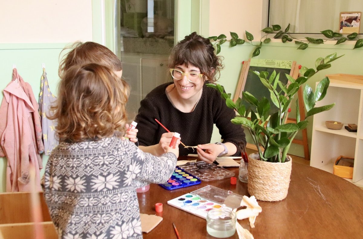 Carina Serra, amb dos infants de l'escola bressol