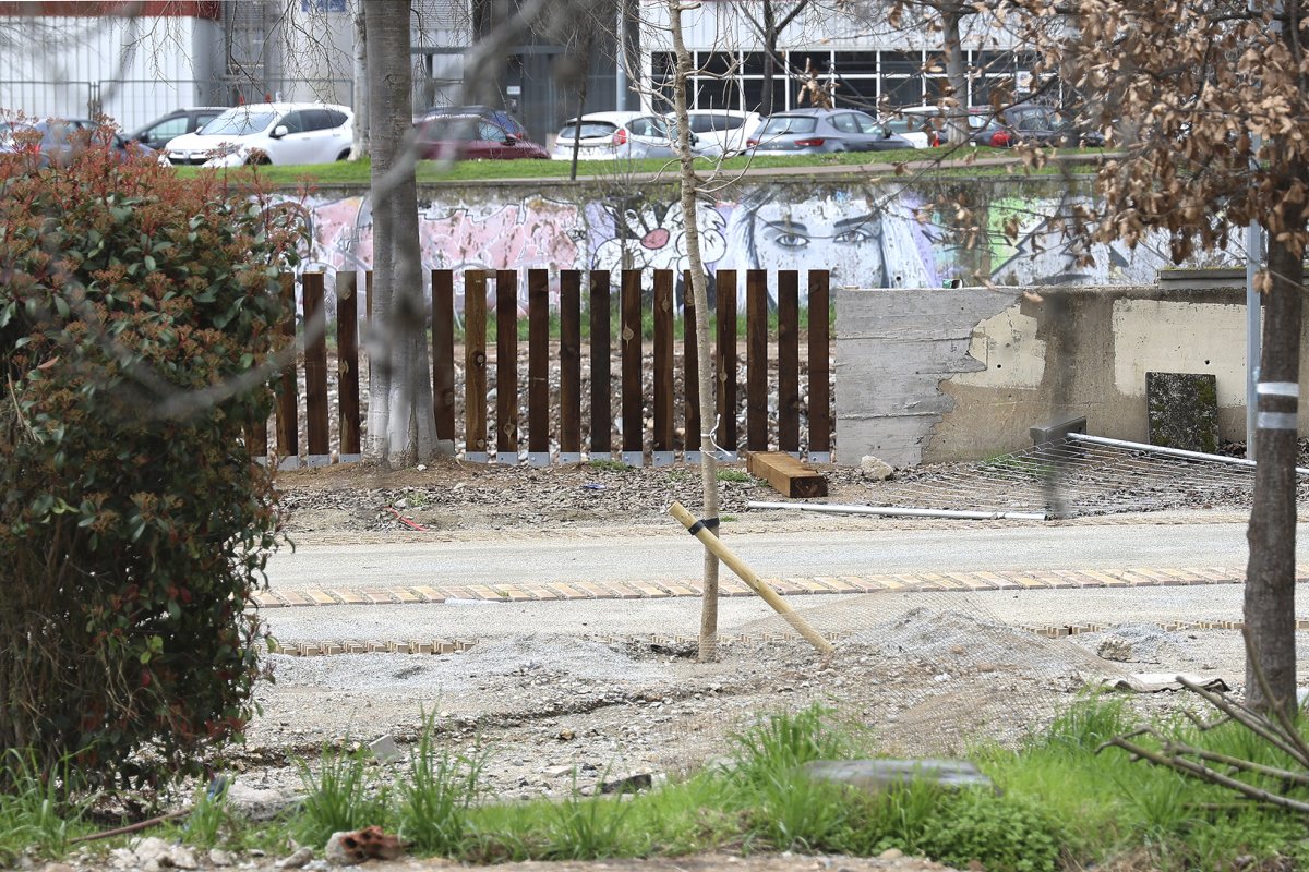 La nova tanca de fusta al tram on s'ha eliminat el mur de formigó