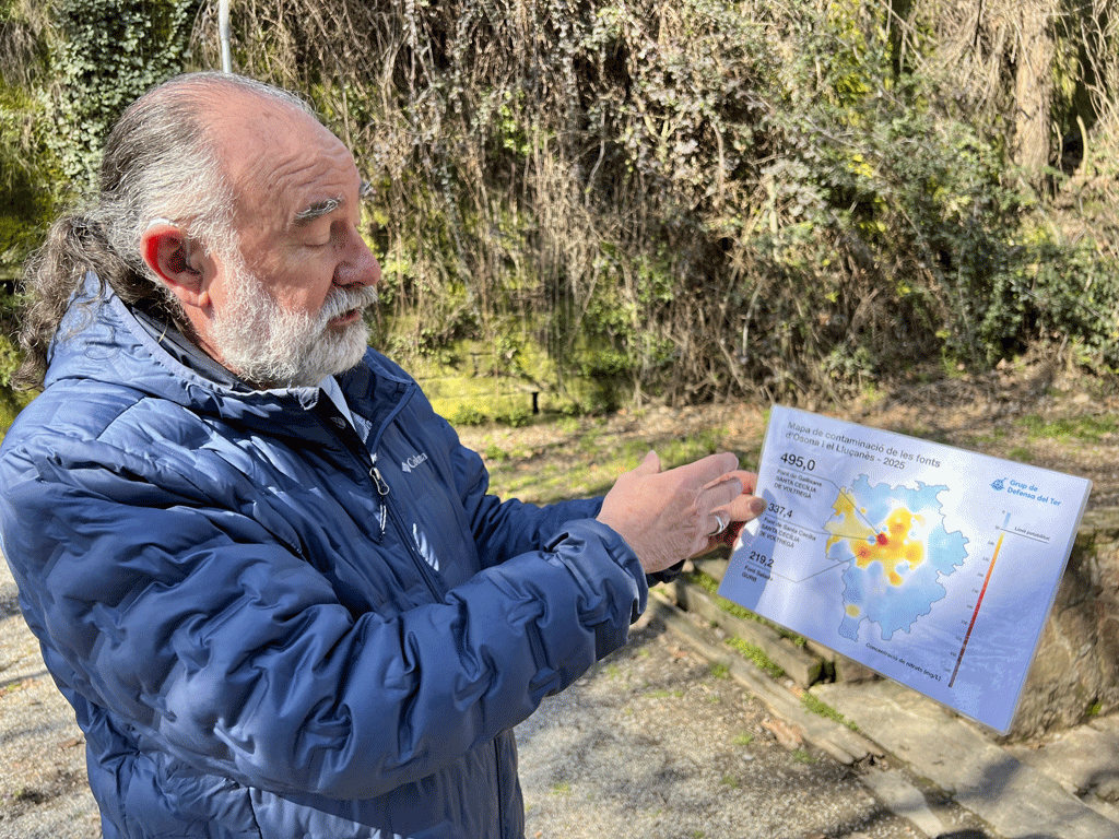 Jesús Soler, del GDT, amb un mapa de les fonts més contaminades d'Osona