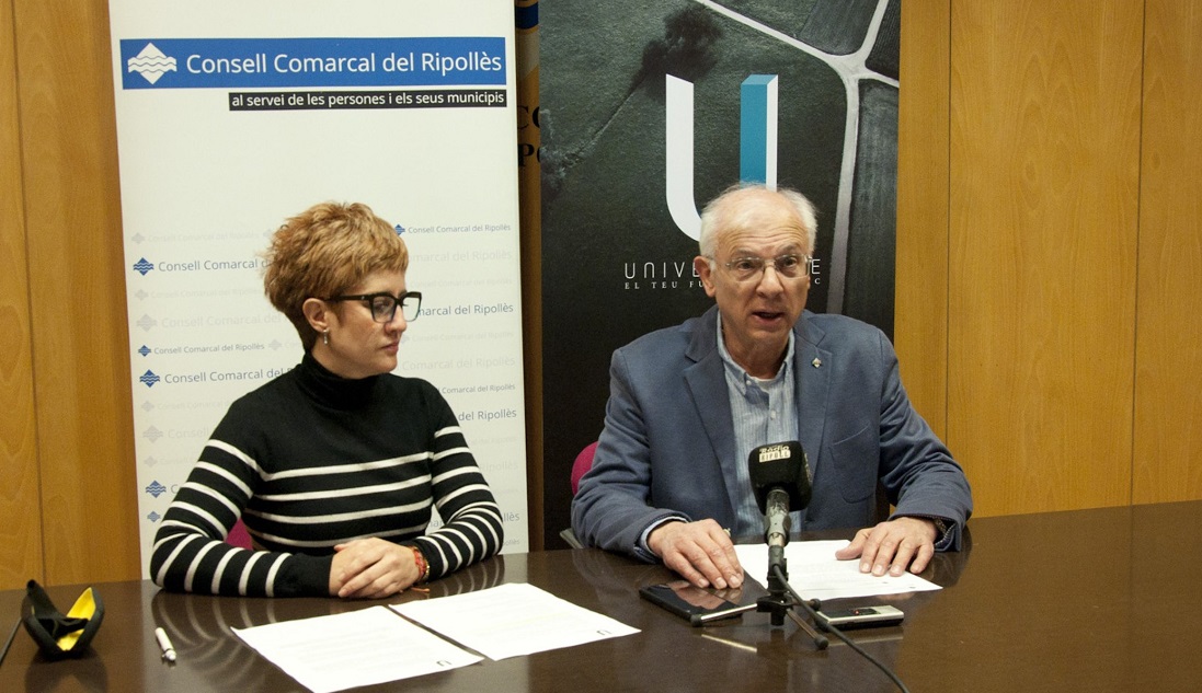 La consellera comarcal d'Educació, Dèlia Duran, i el president, Amadeu Rosell, en la presentació