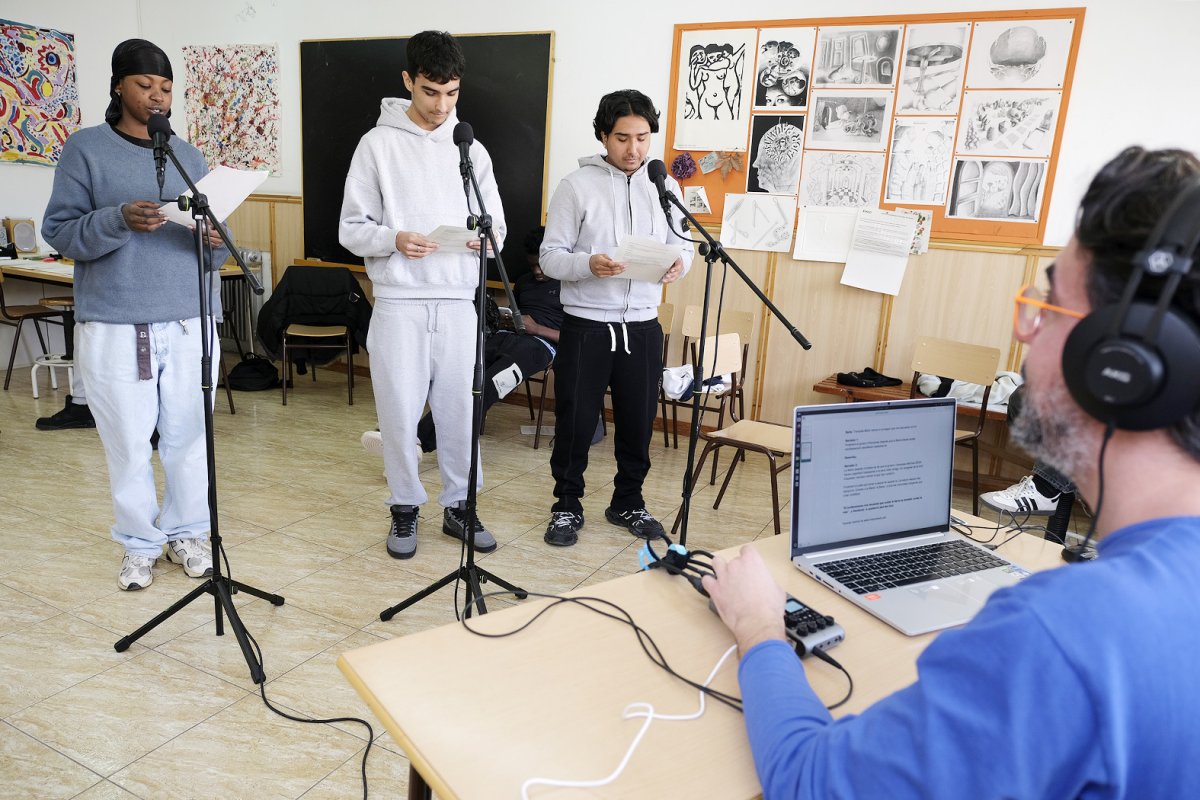 Els alumnes del PFI durant l’enregistrament dels ràdio relats ecofeministes divendres al matí