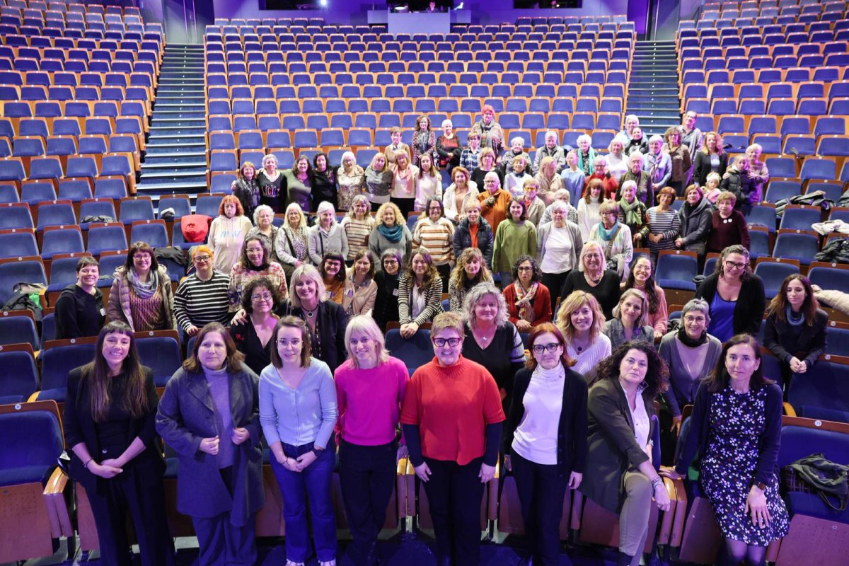 Fotografia de grup de les dones que van participar a la trobada d’aquest dimecres al vespre