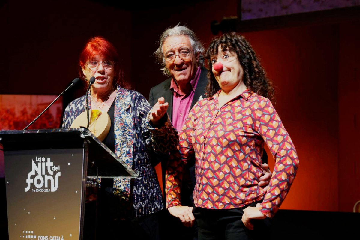 Jaume Mateu i Montse Trias, de Pallassos sense Fronteres, recollint el premi