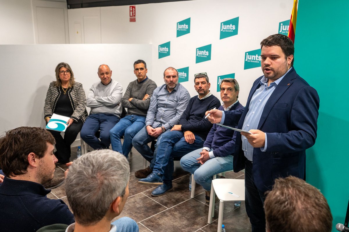 Arnau Torrillas durant la seva intervenció a l'assembela de dilluns al vespre