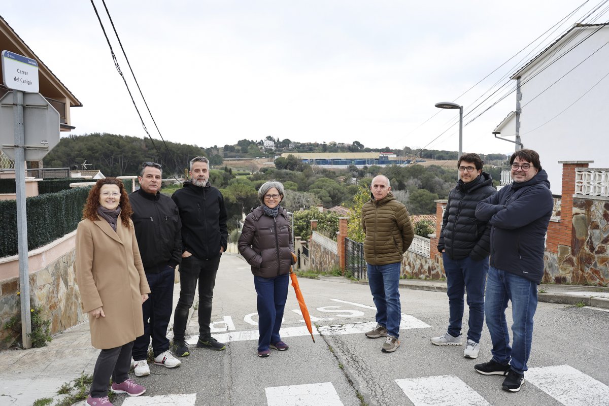 Veïns de Can Xicota amb la nova nau de Can Pedrals
