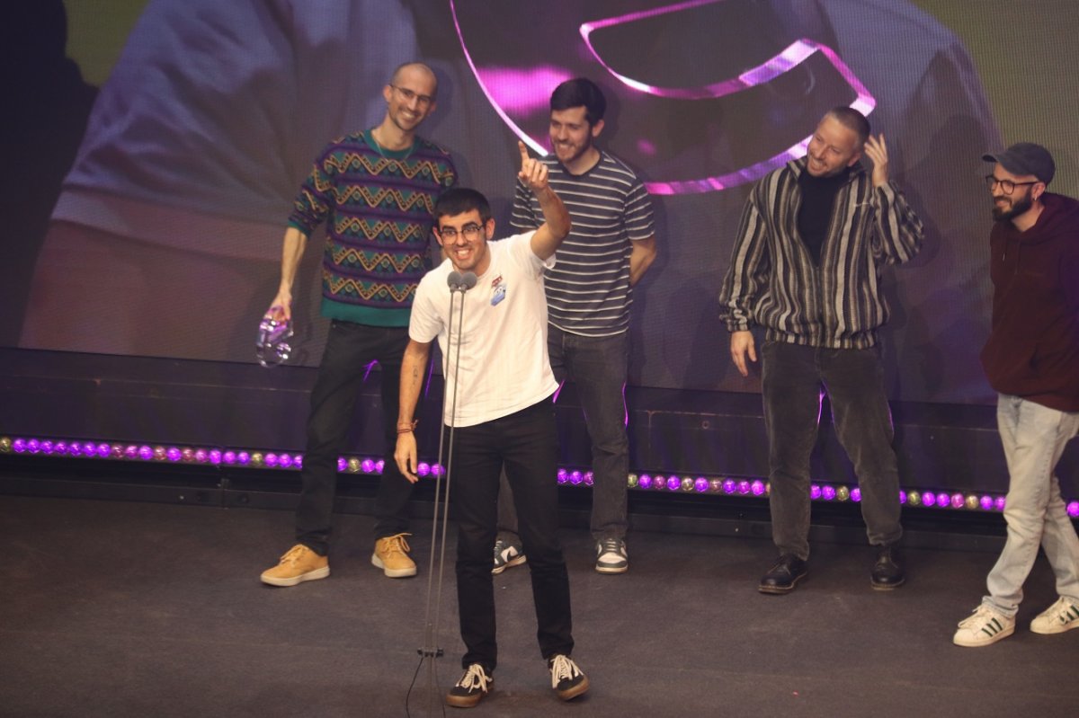 Els membres d'Oques Grasses recollint un dels Premis Enderrock a l'auditori de Girona