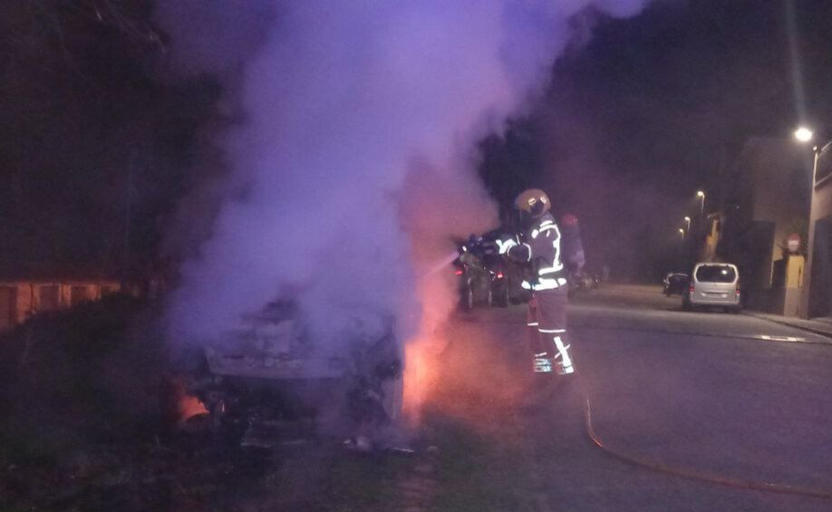 Els Bombers apagant el foc a Roda de Ter