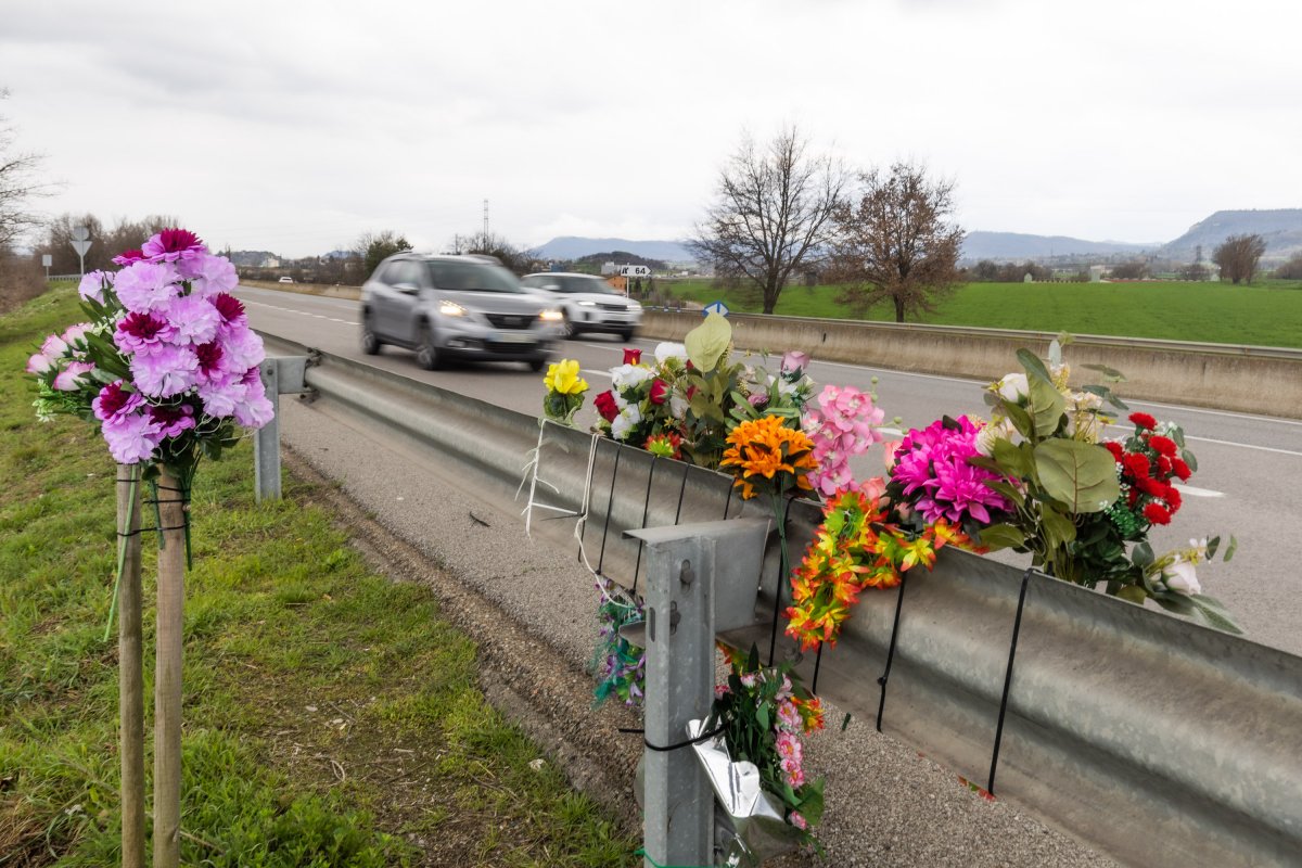 La família Yebra Berenguer porta sovint flors al lloc de l’accident. “Continuarem fent-ho”, diu el pare