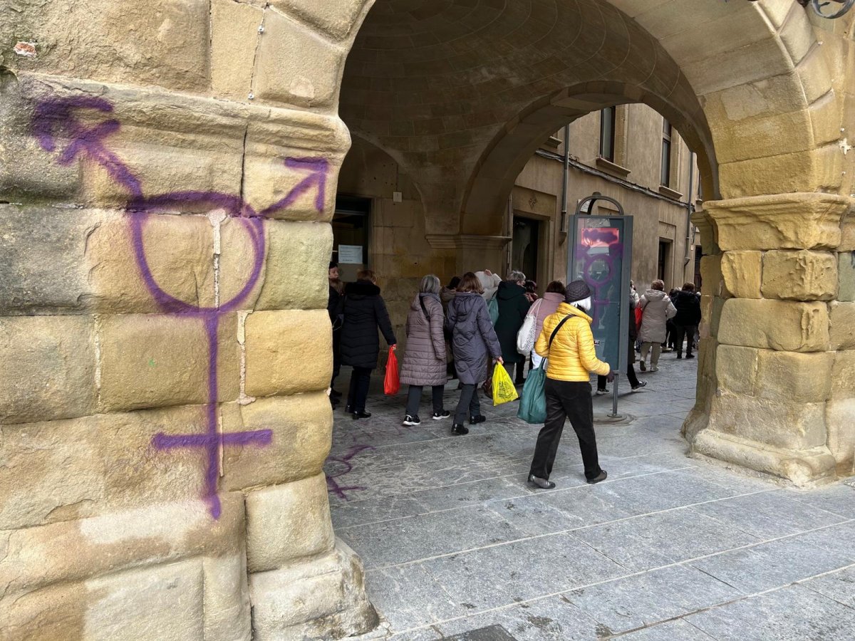 Una de les pintades transfeminista a la façana de l'Ajutnament de Vic
