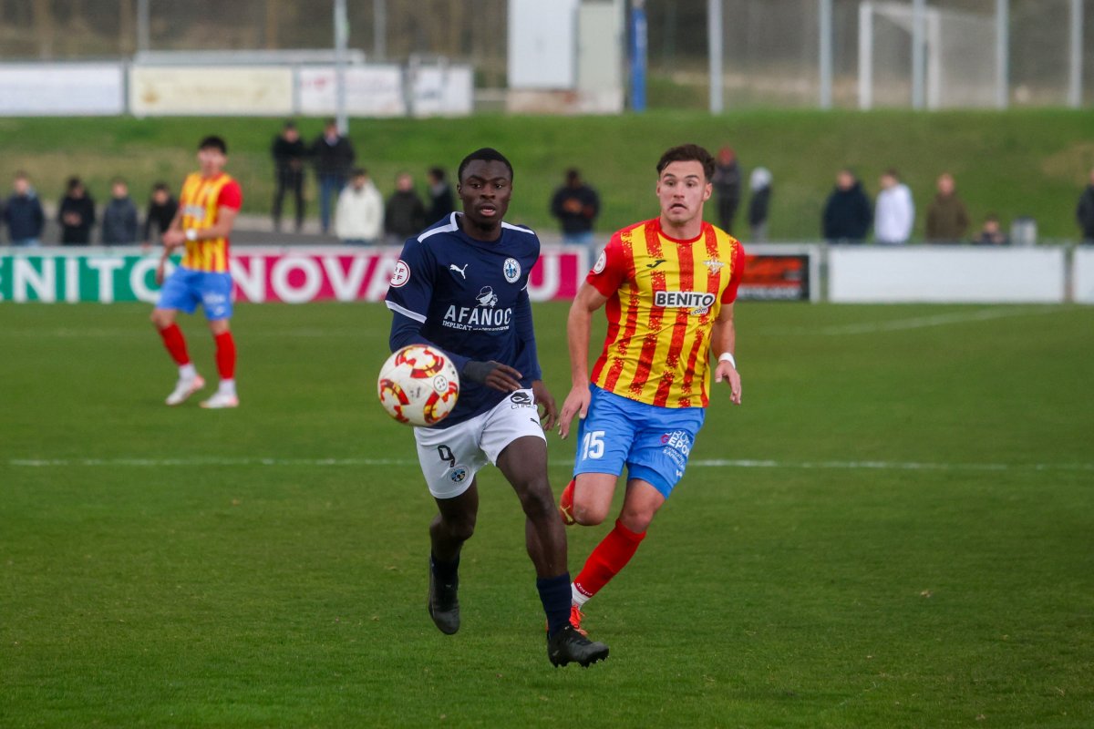 El tonenc Ferran Generó intenta atrapar el visitant Souleymane