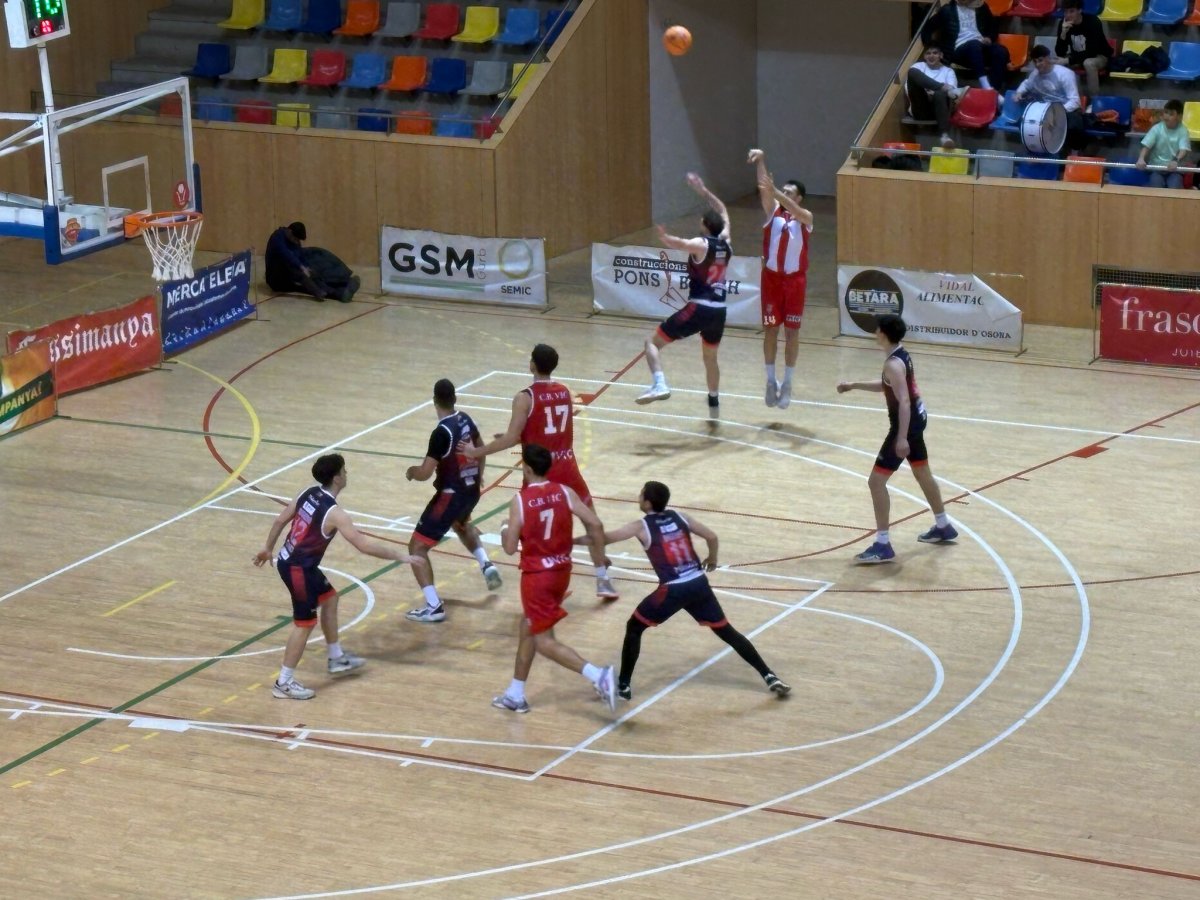 Un dels molts llançaments de triples que ha provat el conjunt de Xavi Garcia