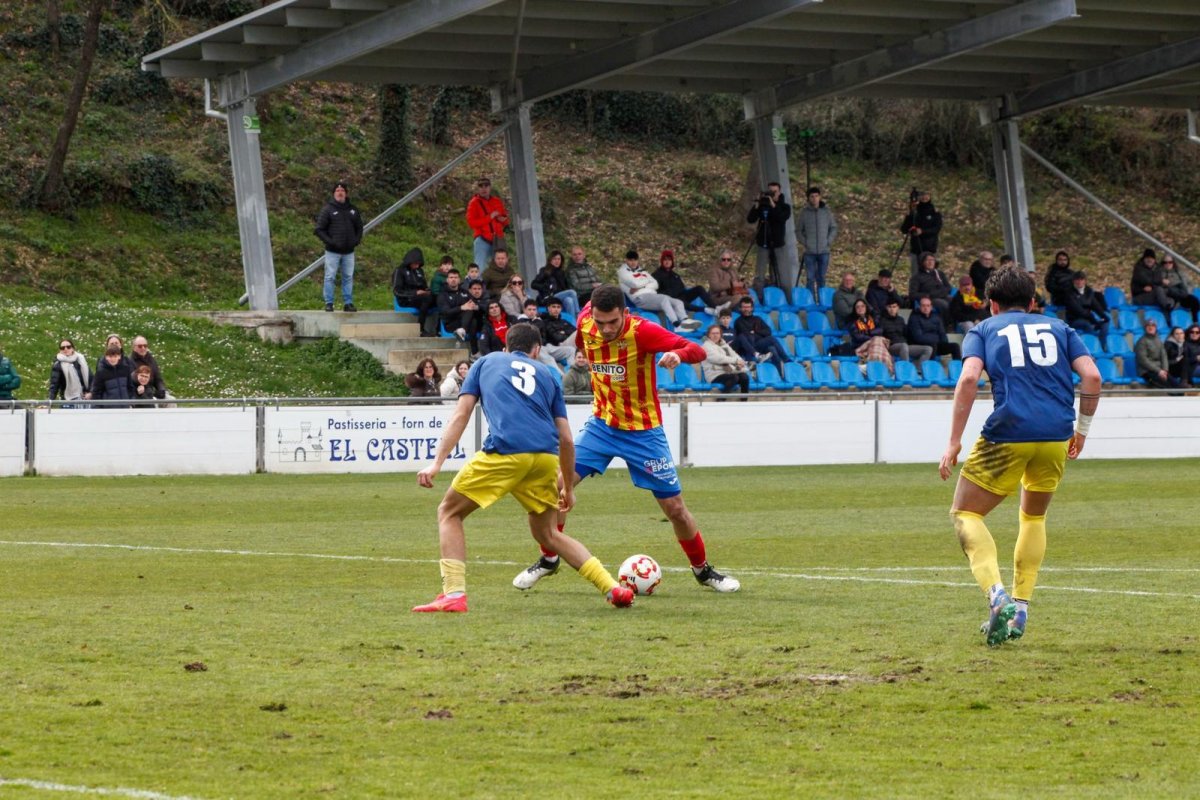 Marc Roquet, en una acció atacants dels tonencs, intenta superar el defensa visitant Raül Ferrer